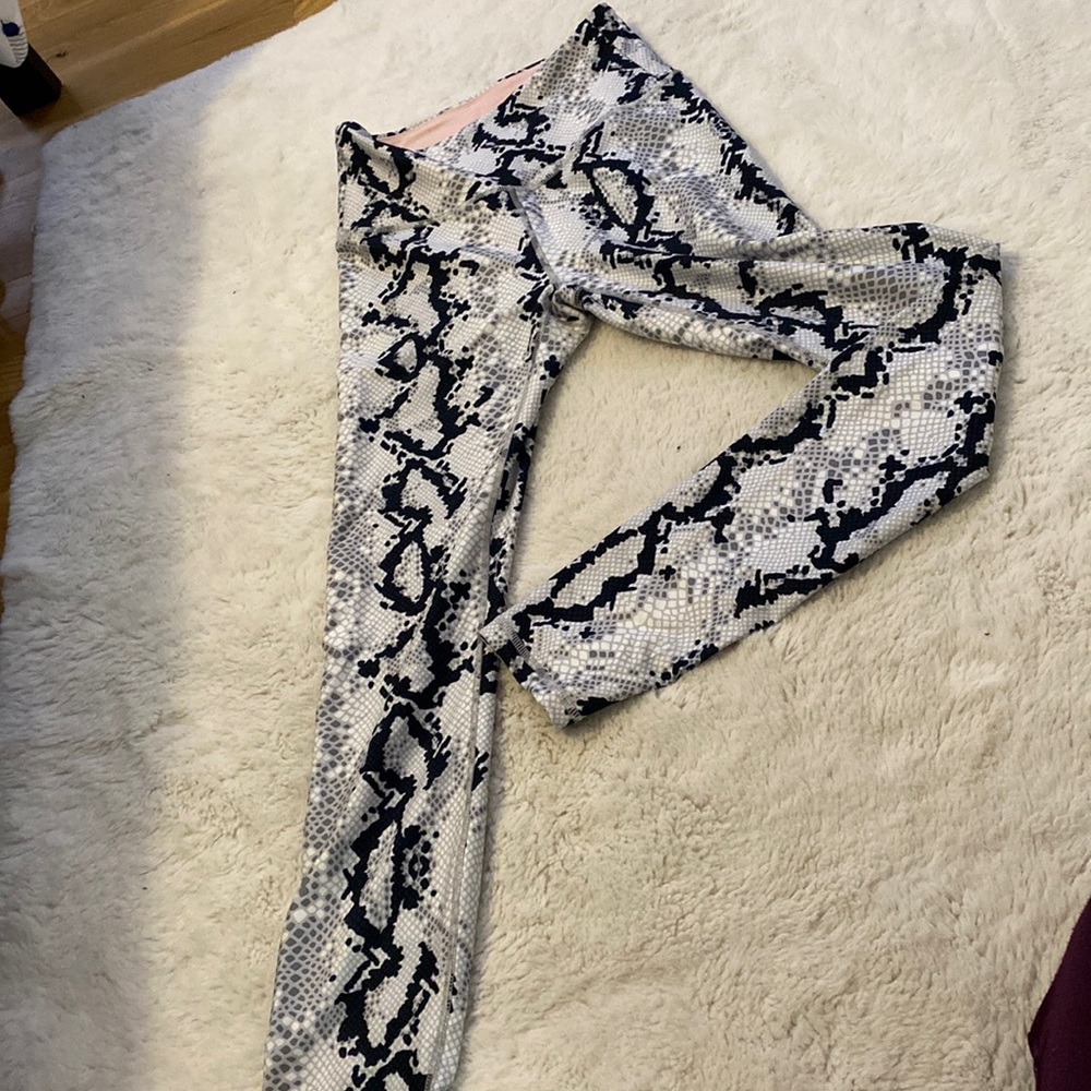 High rise, snake skin print white/black leggings.